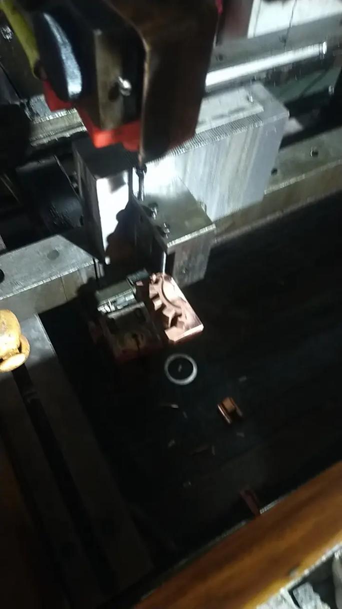 2025.05.01《勞動節》 數控電火花線切割加工技術在現代機械模具制造中的革新與展望